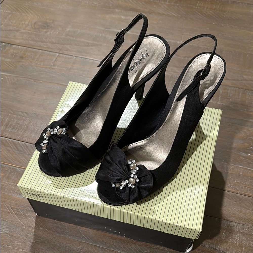 Jaqueline Ferrar: Black Heels with Rhinestone Design